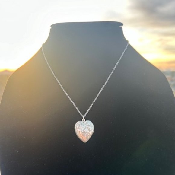 ❤️❤️ Sterling Heart Etched Locket & Chain Vintage Necklace - Picture 11 of 14